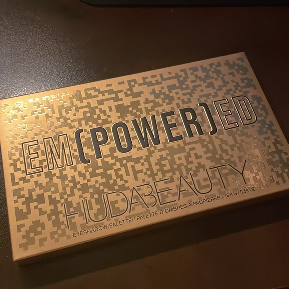 Huda beauty empowered eyeshadow palette - Picture 2 of 2